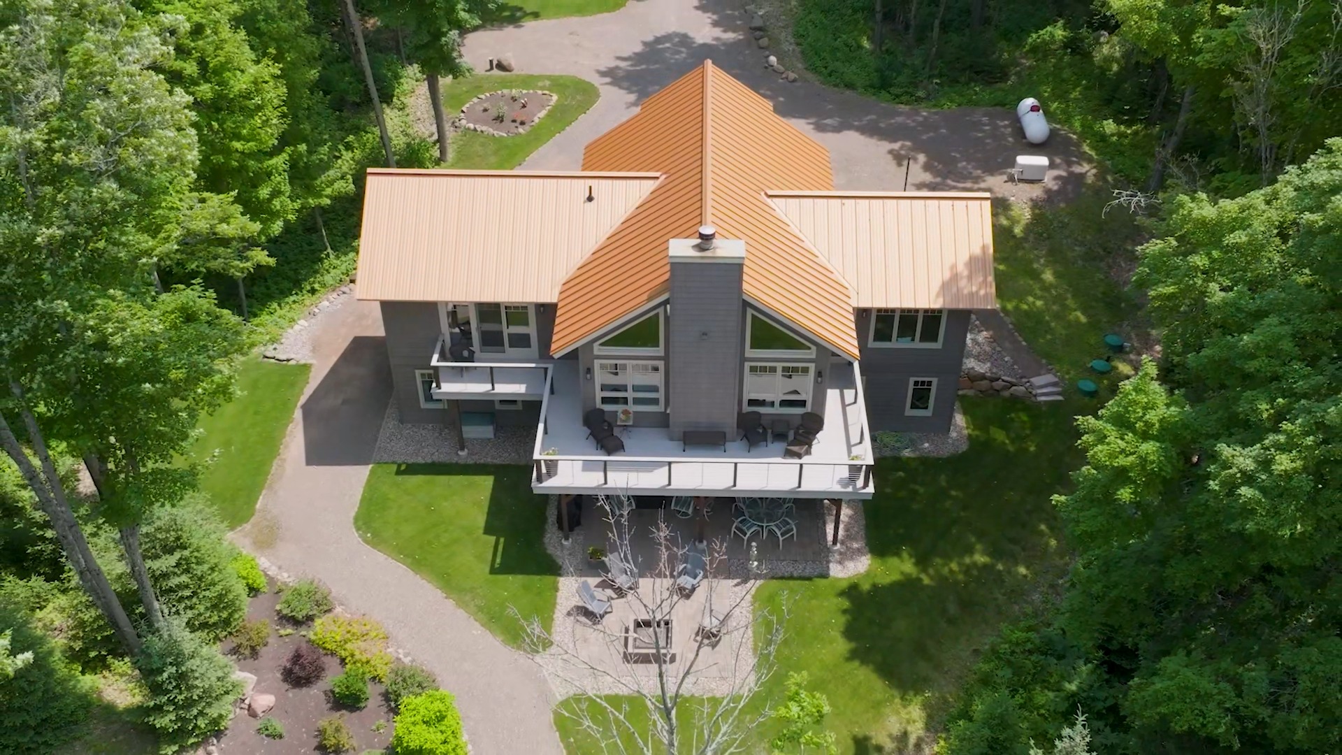 Providing a video tour of your home can be just the thing to attract a buyer! Here's a beautiful property we recently filmed that found its new owners. 🏡
What can we capture for you? 🎥