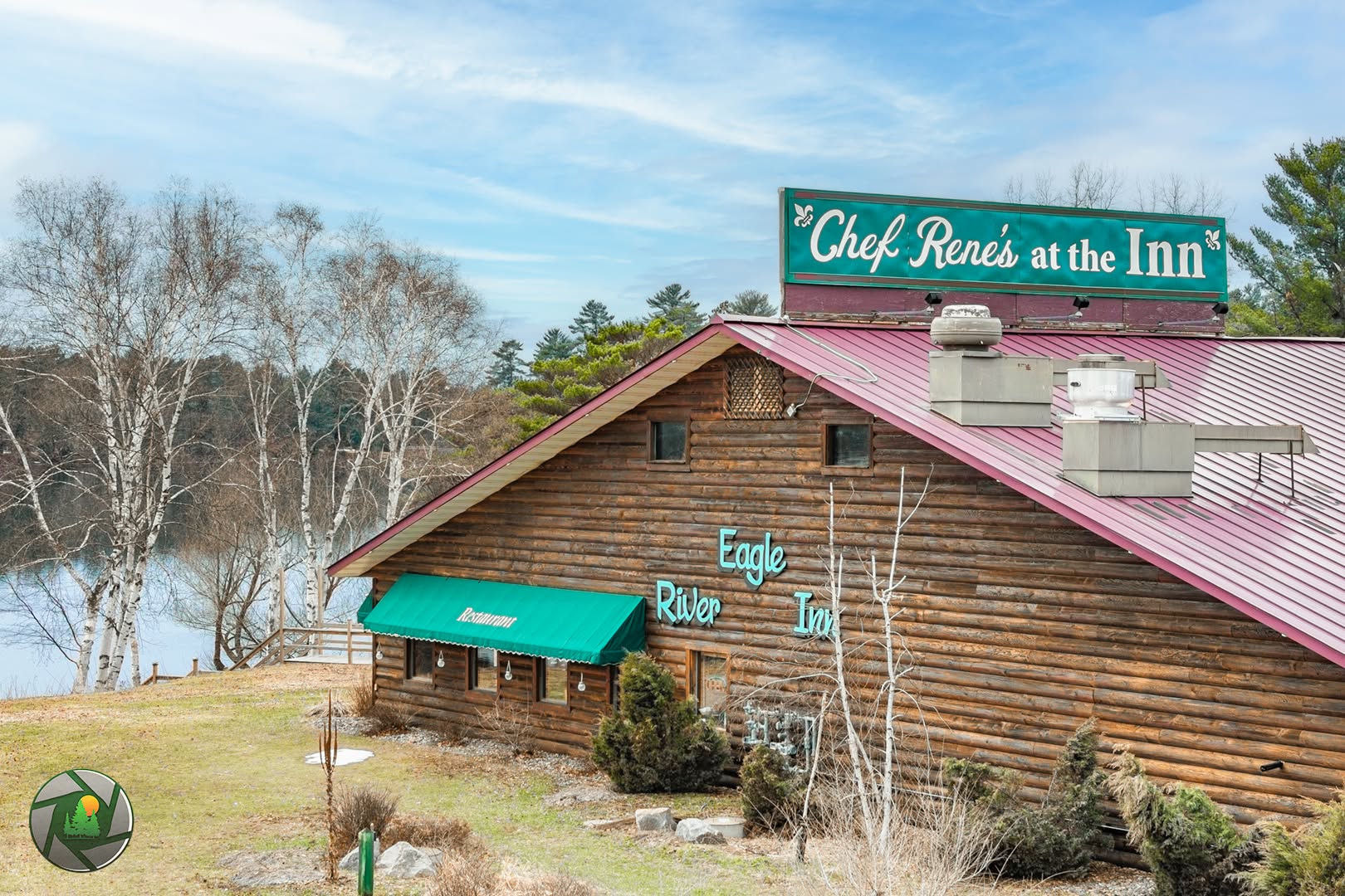 Spring is in the air at one of our fine local restaurants: Chef Rene's at Eagle River! 📸